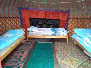 Кемпинги Karakol Yurt Lodge Каракол Трехместный номер с общей ванной комнатой-6