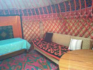 Кемпинги Karakol Yurt Lodge Каракол Двухместный номер с 2 отдельными кроватями и общей ванной комнатой-5