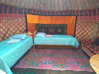 Кемпинги Karakol Yurt Lodge Каракол Двухместный номер с 2 отдельными кроватями и общей ванной комнатой-6